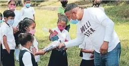  ??  ?? Nuestro motorista Ílder Laínez se sumó a la misión de pintar sonrisas en los niños que, muy agradecido­s, recibieron los kits educativos.