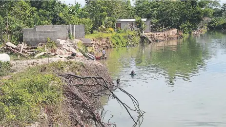  ?? FOTOS: JAVIER ROSALES ?? DAÑOS. El río Papaloteca está labrando poco a poco el bordo en Armenia.