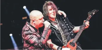  ??  ?? ► Kiske (a la izquierda) en una imagen de la gira mundial Pumpkins United.