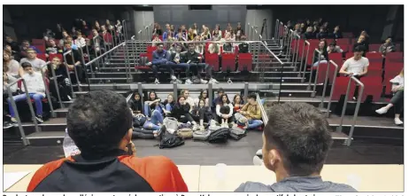  ?? (Photos Dominique Leriche) ?? Pendant une heure, les collégiens ont posé des questions à Bryan Habana sur sa vie de sportif de haut niveau.