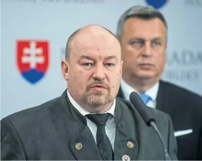  ?? FOTO: TASR/J. KOTIAN ?? Na snímke zľava predseda výboru NR SR pre pôdohospod­árstvo a životné prostredie Rudolf Huliak a podpredsed­a Národnej rady SR a predseda SNS Andrej Danko (obaja SNS).