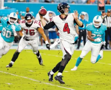  ?? AP PHOTO/LYNNE SLADKY ?? Atlanta Falcons quarterbac­k Matt Simms looks to pass during a preseason game in 2017. The Falcons have re-signed Simms dut to an injury to backup Kurt Benkert.