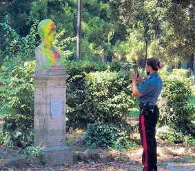  ?? ?? Verniciata La (falsa) statua di Guglielmo Marconi imbrattata dopo il blitz al Pincio di Roma, il 12 settembre