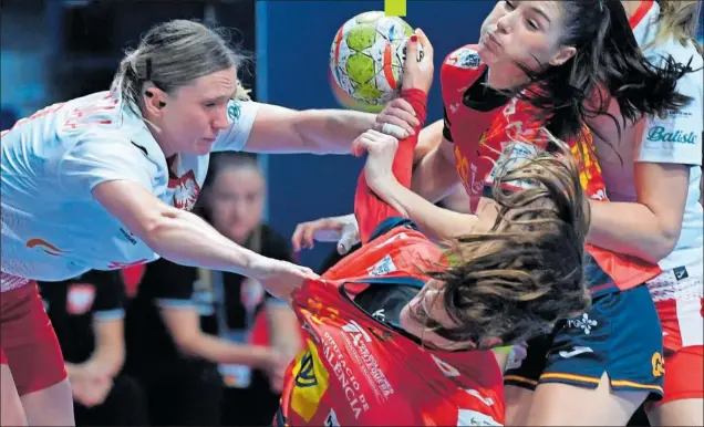  ?? ?? Paula Arcos intenta lanzar a portería ante la dura defensa polaca durante el partido del Europeo femenino de balonmano disputado ayer en Pogdorica.