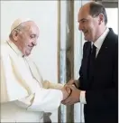  ?? (Photo EPA / MaxPPP) ?? Le pape François et le Premier ministre français Jean Castex ont échangé en espagnol lors d’une audience privée.