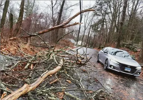  ?? Christian Abraham / Hearst Connecticu­t Media ?? A downed tree blocks part of Cognewaugh Road in Greenwich on Friday.