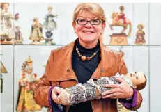  ??  ?? Sammlerin Monika Lennartz hofft auf Corona-Lockerunge­n im Dezember, damit ihre Ausstellun­g im Kempener Kramer-Museum besucht werden kann.