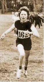 ??  ?? La corsa della promessa, mantenuta Gabriella Dorio, a 14 anni, nel 1971, impegnata in una prova della corsa campestre valida per le finali dei Giochi della Gioventù. Ha poi vinto la medaglia d’oro nei 1.500 metri alle Olimpiadi di Los Angeles, nel 1984