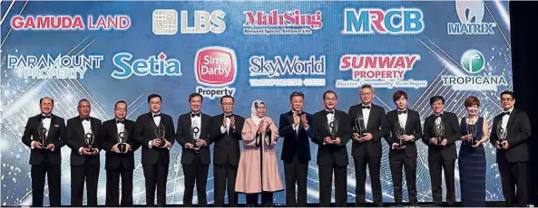  ??  ?? Industry’s best: Housing and Local Government Minister Zuraida Kamaruddin (eighth from right) with the All-Star Award: Top Ranked Developers at StarProper­ty.my 2019 Awards. Also present are Star Media Group chairman Datuk Fu Ah Kiow (sixth from left) and Star Media Group adviser Datuk Seri Wong Chun Wai (seventh from right). The winners are (from right) Gamuda Berhad deputy group managing director Mohammed Rashdan Yusof, LBS Bina Group Berhad executive director Datuk Cynthia Lim, Mah Sing Group Berhad chief executive officer Datuk Ho Han Sang, Malaysian Resources Corporatio­n Berhad (MRCB) group chief operating officer Kwan Joon Hoe, Matrix Concepts Holding Berhad group managing director Ho Kong Soon and Paramount Property chief executive officer Beh Chun Chong. Also (from left) SP Setia Berhad president and chief executive officer Datuk Khor Chap Jen, Sime Darby Property Berhad chief operating officer of township developmen­t Datuk Wan Hashimi Albakri Wan Ahmad Amin Jaffri, SkyWorld Developmen­t Sdn Berhad founder and group managing director Datuk Ng Thien Phing, Sunway Property deputy managing director Tan Wee Bee and Tropicana Corporatio­n Berhad managing director Ngian Siew Siong.