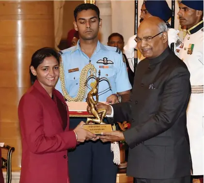  ??  ?? Harmanpree­t Kaur receives the Arjuna award from President Ram Nath Kovind.