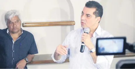  ??  ?? DEFENSA. Elvin Santos ofreció una conferenci­a de prensa para asegurar que no tocó dinero público, como afirma la Maccih.