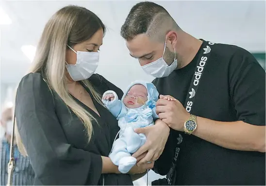  ?? EFE ?? Tamara y Jesús posan con su hijo, el pequeño Jesús