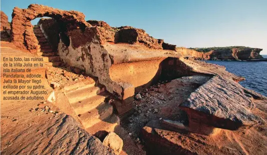  ??  ?? En la foto, las ruinas de la Villa Julia en la isla italiana de Pandataria, adonde Julia la Mayor llegó exiliada por su padre, el emperador Augusto, acusada de adulterio.