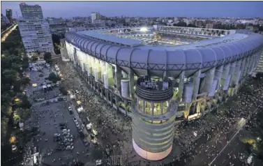  ??  ?? El Santiago Bernabéu tardará meses en volverse a llenar.