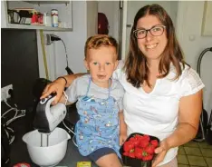  ?? Fotos: Elisabeth Schmid ?? Erdbeer Kokos Traum heißt das Rezept, das Julia Wille und Sohn Johannes (drei Jah re) aus Winzer für den Zuckerguss zubereitet haben.
