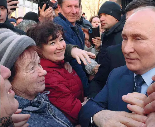  ?? (Ap) ?? Tra la folla
Vladimir Putin, 71 anni, tra i cittadini di Stavropol, città 1.500 km a sud di Mosca, dopo una visita a un complesso di serre agricole