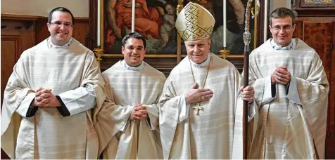  ?? Foto: Nicolas Schnall/pba ?? Nach der Weihe: die drei Neu Priester (v.l.) Simon Fleischman­n, André Harder und Tobias Seyfried zusammen mit Bischof Dr. Konrad Zdarsa.