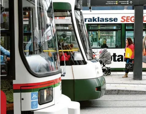 ??  ?? Es zeichnet sich immer deutlicher ab, dass Fahrgäste von Trams, Bussen und Zügen in der Region Augsburg zum Jahreswech­sel von der sonst üblichen Preiserhöh­ung verschont bleiben.