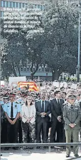  ?? FOTO: EFE ?? El Rey Felipe VI, presente junto a las fuerzas políticas en una demostraci­ón de unidad durante el minuto de silencio en la Plaça Catalunya