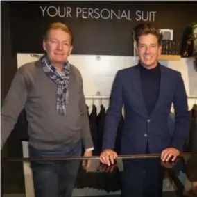  ?? FOTO JAN BOEY ?? Vader Eric en zoon Michaël Van den Bril verhuizen de ‘mannenkled­ing’ uit het Boomse handelscen­trum.