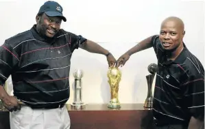  ?? / GALLO IMAGES ?? Jomo Sono and Phil Masinga with the World Cup trophy during its display at Fifa House in 2010.