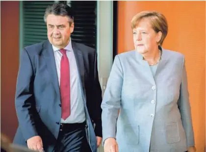  ?? AP ?? El ministro de Relaciones Exteriores alemán, Sigmar Gabriel, y la canciller, Ángela Merkel, llegaban ayer a las oficinas de gobierno, en Berlín, para una reunión semanal del gabinete.