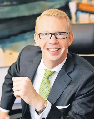  ?? FOTO: MICHAEL LÜBKE ?? Gregor Neuhäuser ist Niederlass­ungsleiter der Walser Privatbank in Düsseldorf. Sein Haus setzt auf einen Computer-basierten Konjunktur-Trend-Zyklus.