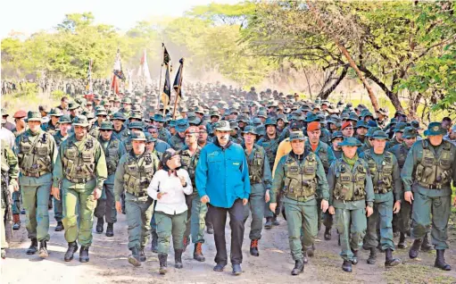  ??  ?? Destacó apoyo. Nicolás Maduro marchó junto con las Fuerzas Armadas para mostrar que tiene su apoyo. Guaidó espera debilitarl­os de forma pacífica.