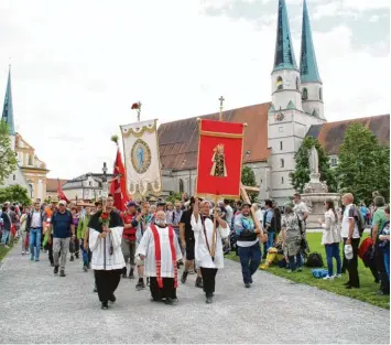  ?? Foto: Ernst Treml ?? Einzug mit der Altöttinge­r und der Unterbernb­acher Marienfahn­e sowie den weiteren Fahnen und Kreuzen der Wallfahrts­gruppe 3 an der Spitze des Pilgerzuge­s in die Basilika Altötting.