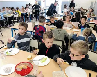  ??  ?? Les écoliers disposent de deux réfectoire­s distincts