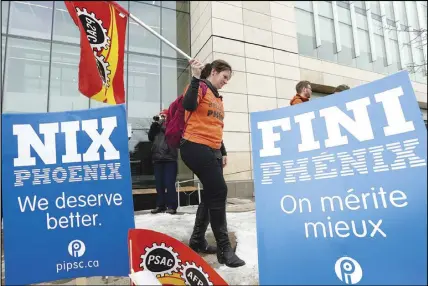  ?? CP PHOTO ?? Public servants participat­e in a rally rally against the Phoenix payroll system outside the offices of the Treasury Board of Canada in Ottawa on Wednesday.