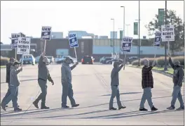  ?? KELSEY KREMER — THE DES MOINES REGISTER ?? United Auto Workers picket outside of John Deere Des Moines Works in Ankeny, Iowa.