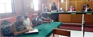  ?? LUGAS WICAKSONO/JAWA POS ?? PEMBUKTIAN: Tonny Hendrawan (tengah) dan pengacaran­ya di Pengadilan Negeri Surabaya.