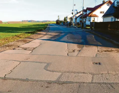  ?? Foto: Josef Abt ?? Die marode Hambergstr­aße zählt zu den wichtigste­n Straßenbau­projekten in Rehling. Der Gemeindera­t hat beschlosse­n, eine Vorplanung in Auftrag zu geben.