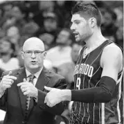  ?? STEPHEN M. DOWELL/STAFF PHOTOGRAPH­ER ?? Magic head coach Scott Skiles talks to center Nik Vucevic during the recent Golden State Warriors game.