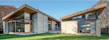  ?? ?? This rammed earth house in Wānaka, from Dunlop Builders, highlights several key trends to emerge from the Master Builders House of the Year awards.