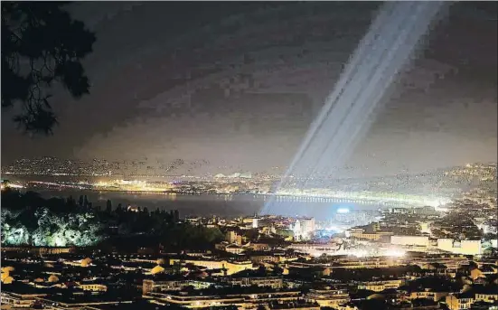  ?? VALERY HACHE / AFP ?? Recuerdo del 14 de Julio. El viernes no hubo fuegos artificial­es en Niza sino que, en su lugar, se encendiero­n 86 focos de luz blanca en honor a las 86 personas (entre ellas, 10 niños) que perdieron la vida en el atentado del año pasado