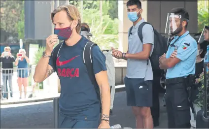  ?? FOTO: MORATA ?? Rakitic se lanzó vestido a la piscina para celebrar la Europa League del Sevilla Sus acompañant­es lo grabaron en directo para una TV