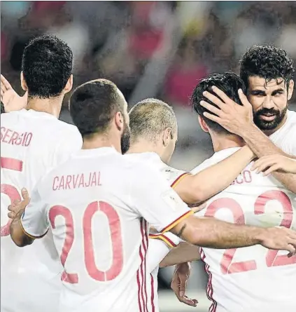  ?? FOTO: EFE ?? Los jugadores españoles felicitan a Diego Costa tras marcar el segundo gol. La Roja superó con nota la prueba en Macedonia