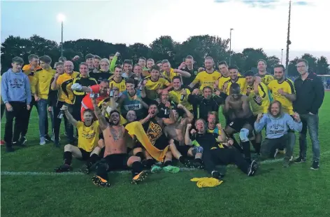  ?? FOTO: SIEGFRIED MATERBORN ?? Siegfried Materborn war nach dem spannenden Relegation­sspiel in Nieukerk überglückl­ich: „A-Liga, wir kommen!“