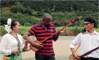  ??  ?? Daniel Oloo experience­s the culture of Dai ethnic group in Jinping County, Yunnan Province, in September 2020