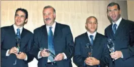  ??  ?? PREMIADOS. Raúl, Del Bosque, Roberto Carlos y Zidane en 2002.