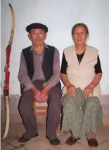 ??  ?? 新疆察布查尔锡伯自治­县手工艺人陶文新（左）夫妻及其制作的弓箭