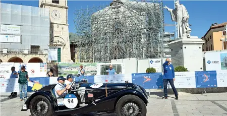  ?? (foto LaPresse/ Paolone) ?? I passaggi Sopra, l’omaggio della Mille Miglia a Norcia colpita dal sisma. A sinistra la cantante Arisa su una Lamborghin­i a Passignano sul Trasimeno e in basso il dettaglio di un equipaggio alla sosta del lunch