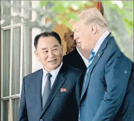  ?? ANDREW HARNIK / AP ?? Donald Trump con Kim Yong Chol, ayer en la Casa Blanca
