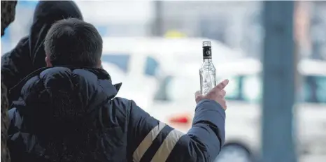  ?? FOTO: DPA/DANIEL REINHARDT ?? Trinkgelag­e auf öffentlich­en Plätzen machen Anwohnern der Altstadt zu schaffen.