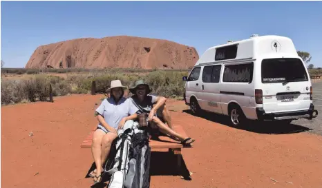  ?? FOTO: MENEKSE HUMPHREY/DPA ?? Australien, Ayers Rock: Menekse (li.) und James Humphrey sitzen neben ihrem Van und vor dem Uluru (Ayers Rock) im Outback Australien­s. Seit zwei Jahren ist er ihr Fahrzeug – und ihr Zuhause. Das deutsch-amerikanis­che Paar hat davor in Nürnberg gelebt, nun ist Australien die neue Heimat.