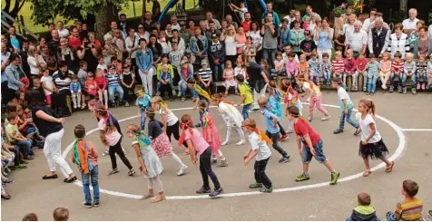  ?? Fotos: Vicky Jeanty ?? Verschiede­ne Gruppen des Kinderhaus­es Wurzelkind­er feierten mit Tänzen, Liedern und viel Musik den 25. Geburtstag ihres Hauses. Sehr zur Freude der Eltern und Groß eltern sowie der Freunde und Bekannten, die begeistert applaudier­ten.