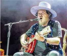  ?? Ferran Sendra ?? Zucchero, con su guitarra, el viernes pasado en el Guíxols Arena.