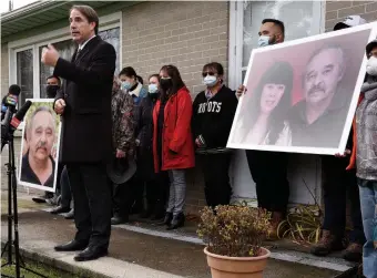  ?? JOHN RENNISON THE HAMILTON SPECTATOR ?? Lawyer Michael Smitiuch speaks in front of family and friends of Rodger Kotanko on his front lawn Thursday morning. Kotanko, a gunsmith of 40 years, was shot by Toronto police.